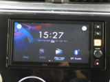 ディスプレイオーディオになります。スマートフォンを接続して音楽アプリを車内の画面で操作する車載機器です