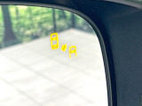 【リヤビークルディティクション】走行中、ドアミラーの死角になりやすい箇所に後続車が接近するとサイドミラー付近に警告を表示、ドライバーに注意喚起と、万一の際はハンドル操作をアシストをします。