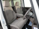 運転席のスペースはゆったりしていて、視界も広く確保されているので普段の運転からロングドライブまで快適です。