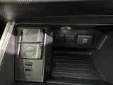 充電用USB端子付き。スマートフォンなどの充電に便利です。