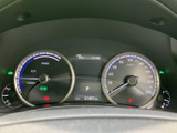 洗練されたデザインのメーターが、運転に集中できる空間を創出します。視認性の高い表示で、車両情報を正確に把握できます。