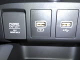 便利な充電用USBジャックも付いています。12V電源ソケットを設置しております。周辺機器の充電にご利用頂けます。