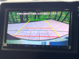 【バックカメラ】駐車時に後方がリアルタイム映像で確認できます。大型商業施設や立体駐車場での駐車時や、夜間のバック時に大活躍!運転スキルに関わらず、今や必須となった装備のひとつです!