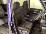 女性でも運転がしやすいように、シートの高さ調整機能(シートリフター)がついています。広い足元にゆったり座れるシートには肘掛も装備しており長距離の運転でも疲れにくいシートです。