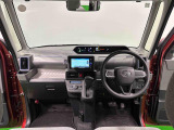 360&deg;UV&IRカット機能ガラス採用。見易い計器類と運転し易いレイアウトのドライビングポジションは、極細Aピラーの採用で視角も少なく前方&左右の見切りが良く安心して運転できます。