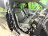 運転席まわりには十分なスペースがあり、大柄な方でもゆったり運転していただける環境です。