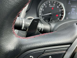 ステアリングを握ったまま、ステアリング裏の左右のスイッチを指先でシフト操作が可能です。左側はシフトダウン