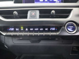 運転・助手席で独立した温度設定のできる、オートエアーコンディショナー。花粉除去機能、ナノイオン発生機能を装備し、室内を快適な環境に保ちます。