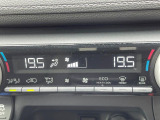 【オートエアコン】一度お好みの温度に設定すれば、車内の温度を検知し風量や温度を自動で調整。暑い&hellip;寒い&hellip;と何度もスイッチ操作をする必要はありません。快適な車内空間には必須の機能ですね♪
