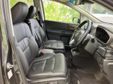 ゆったりとくつろげるシートが、長距離移動の疲れを軽減。乗車人数が多いシーンでも、快適な空間を提供します。