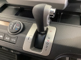 5速AT車のセレクトレバーです。低速から高速までスムーズな走りを実現するとともに、エンジン効率のよい領域を維持することで燃費にも貢献します。