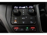 運転席と助手席の温度設定の変更が可能な左右独立タイプのデュアルエアコンです♪♪♪暑がりな人・寒がりな人も誰もが車内を快適にお過ごしいただけます♪♪♪