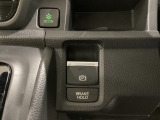 セレクトレバーの右に電子制御パーキングブレーキがあります。スイッチひとつで、停車した地点の傾斜などをシステムが検知・判断してブレーキ力を自動的に制御し、しっかり停車できるパーキングシステムです。