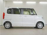 リアには左右スライドドアを採用。狭い駐車場でも開閉しやすく、強風の日でもドアが煽られにくくなっております。小さなお子さまやご年配の方も安心して乗り降りできます。