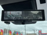 【スマートルームミラー】バックドアについてますカメラと連動して、後方の映像がルームミラーに映ります。