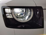 フロントフェイスを際立たせるLEDヘッドランプ。その独特なオリジナリティ溢れるシルエットは、遠くからでもディスカバリースポーツであると一目でわかります。