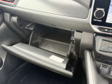 車検証などが収納できるグローブボックスも完備!