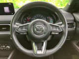 握りやすい形状のステアリングは、運転操作をスムーズに行えます。操作性にも優れ、気持ちの良いドライビングをサポートします。上質な素材感も魅力です。