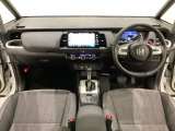 車内は光触媒抗菌消臭施工済です。インパネ周りはスタイリッシュなデザインで機能や装備も充実しています。グローブボックスやカップホルダーのほかにトレーなどたくさんの収納スペースが付いています。