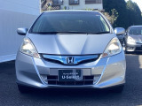 ディスチャージヘッドライト【HID】を装備していますのでとても明るく、夜間の走行や雨の日も安全・安心です。オートライトコントロール付きで周囲の明るさに応じて自動で点灯・消灯します。