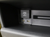 【充電用USBジャック】ドライブ中にスマートフォンなどの充電に便利なUSBジャックを装備!