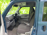運転席周りはシンプルで機能的なデザイン。操作に必要なものが全て手の届く範囲に配置されています。