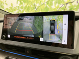 後方の状況をクリアに映し出すバックモニターは、狭い場所での駐車や取り回しをサポート。安全な運転に貢献します。