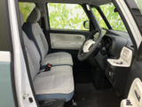 広々とした室内空間は、ドライバーにも快適な運転環境を提供します。シートの質感も良く、長距離ドライブも疲れにくいでしょう。