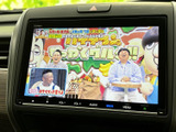 停車中に楽しめるTV機能。長時間の移動や待ち時間も、エンターテインメントで快適に過ごせます。