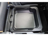 【シートアンダートレイ】助手席シートの下部に靴が一足入るほどの大きなトレイが付いています♪