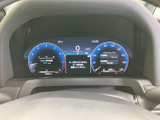 視認性の高いメーター類で、運転に必要な情報を的確に把握できます。ドライバーに上質な空間を提供するため、洗練されたデザインを採用しました。
