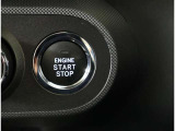 スマートキーを携帯していればキーを取り出さずにドアを施錠&解錠。クルマの始動も可能です。