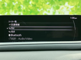 お好みの音楽を楽しみながら、快適なドライブを。直感的な操作で、様々なソースを選べます。