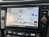 高精細な地図表示で、目的地までスムーズに案内。運転に集中できる分かりやすいインターフェースが魅力です。