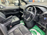 高いホールド性で運転姿勢が安定します。長距離ドライブでも疲れにくいのが魅力です。快適なドライビングライフをお送りください♪
