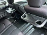 運転席&助手席後ろにはセカンドシート用テーブル&ドリンクフォルダーを装備☆