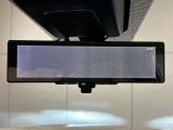 ルームミラーに液晶モニターを搭載し、車体後部のカメラ映像とミラーとを瞬時に切り替えることができる世界初の技術「スマートルームミラー」を開発!