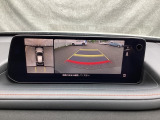 狭い場所での駐車やすれ違いなどでより的確な運転操作に役立つ360&deg;ビューモニターが装備されています。