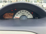 走行距離や燃料残量など、運転に必要な情報がひと目で確認できます。シンプルな表示で、運転に集中しやすい設計です。