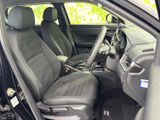 運転席からの視界は広く、運転しやすい空間です。シートの形状も身体にフィットし、長距離運転でも疲れにくいでしょう。快適なドライブを。
