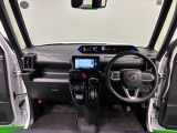 360&deg;UV&IRカット機能ガラス採用。見易い計器類と運転し易いレイアウトのドライビングポジションは、極細Aピラーの採用で視角も少なく前方&左右の見切りが良く安心して運転できます。