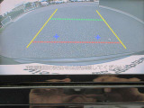 〔バックカメラ〕ギアをバックに入れると画面に自動的に後方映像が映し出され確認可能です。車庫入れなどの際に安全確認が出来て安心ですね。