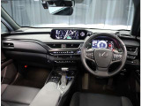 デザインもよく、居心地のよい運転席ですね。分かりやすいスイッチ類ですから操作もしやすく運転をサポートします。