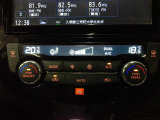 オートエアコンは左右席で独立温度コントロールが可能です。運転席はキンキンに冷やして助手席はマイルドにと言った設定が可能です。暑さ寒さでケンカすることもなくなりますね。
