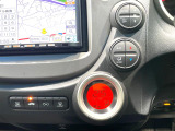 【オートエアコン】一度お好みの温度に設定すれば、車内の温度を検知し風量や温度を自動で調整。暑い&hellip;寒い&hellip;と何度もスイッチ操作をする必要はありません。快適な車内空間には必須の機能ですね♪