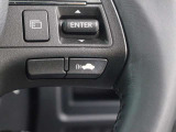 車間距離を保ちながら追従走行するレーダークルーズコントロール(全車速追従機能付)装備。ミリ波レーダーと単眼カメラで先行車を認識し、設定した車間距離を保ちながら追従走行を支援します。