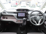 ブラック基調のカラーセンターメーター!クールなインパネ!運転席側に【インパネアッパーボックス】増設。