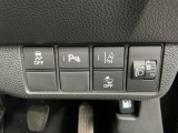 車がカーブの外側へ膨らんだり内側へ巻き込んだりする挙動を防止する横滑り防止装置、障害物センサー、万が一の時にあると心強いホンダセンシング機能-路外逸脱抑制機能・衝突軽減ブレーキ付きです!