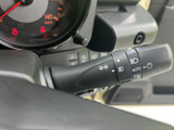 操作しやすい位置に配置されたウインカーレバー。スムーズな操作で安全運転をサポートします。オート機能も搭載で、運転の負担を軽減します。