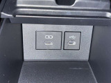 充電用USB端子付き。スマートフォンなどの充電に便利です。
